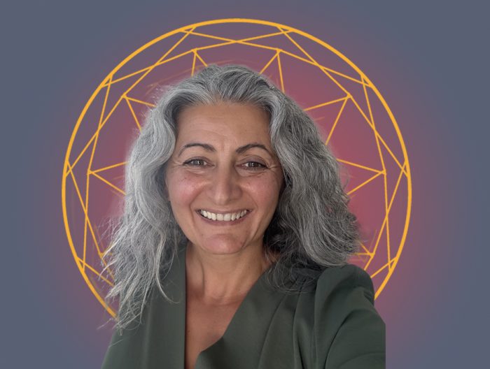 Ebru Maier-Ergü, spirituelle Mentorin für Business & Bewusstsein, Portraitfoto – unterstützt Unternehmer:innen, Führungskräfte und Privatpersonen dabei, äußeres Wirken und inneres Sein in Einklang zu bringen.